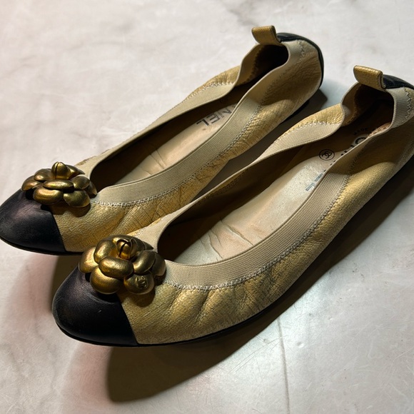 CHANEL Shoes - Chanel Black/Beige Leather Camellia Ballet Flats Size 39.5 Vintage